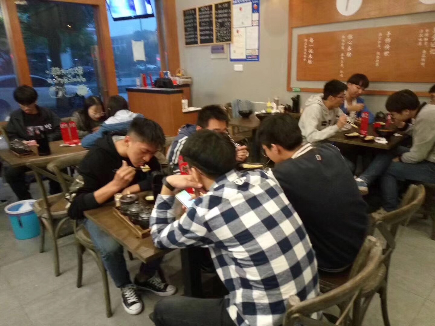 换着花样嗦粉才过瘾，一碗米粉，做出了十多种不同的味觉体验