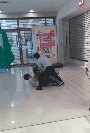 优衣库全员kaws抢衣,全员抢购优衣库kaws是真的吗