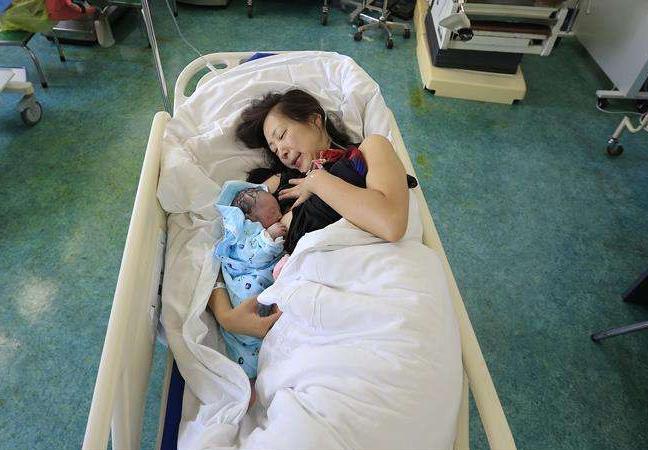 妻子顺产时丈夫抓拍的三张图片使人动容，网友：母亲辛苦了