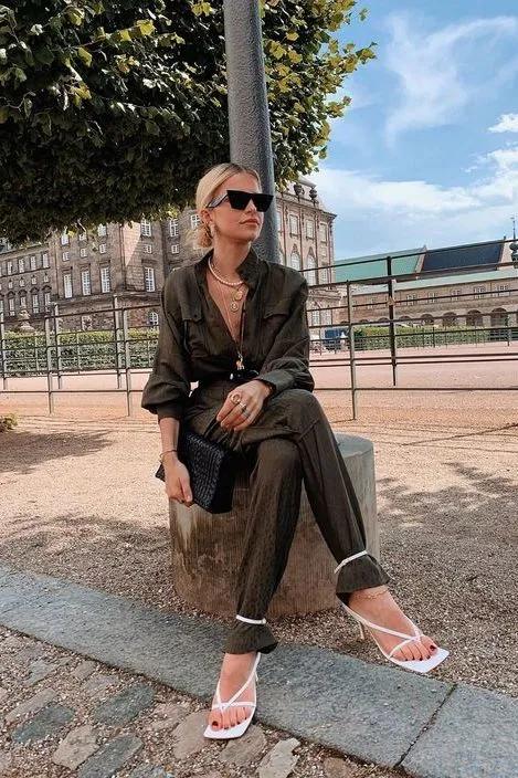 夏季时尚御姐凉鞋穿搭,气质牛皮凉鞋怎么搭配裤子