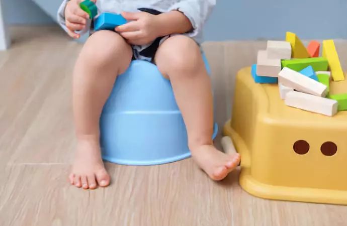 什么方法可以让宝宝不再尿裤子,怎么训练孩子戒掉尿不湿自己如厕