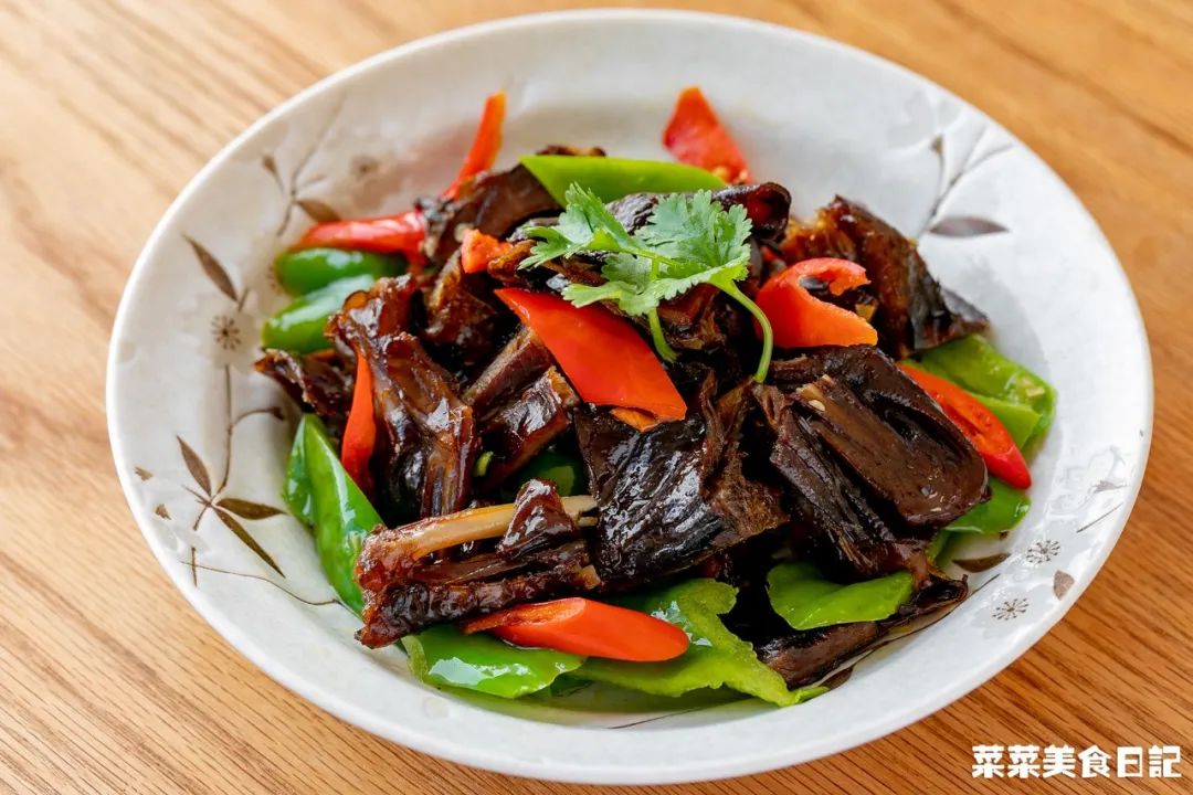 折腾一下午的年夜饭终于上桌了,历时五小时为家人做一顿年夜饭