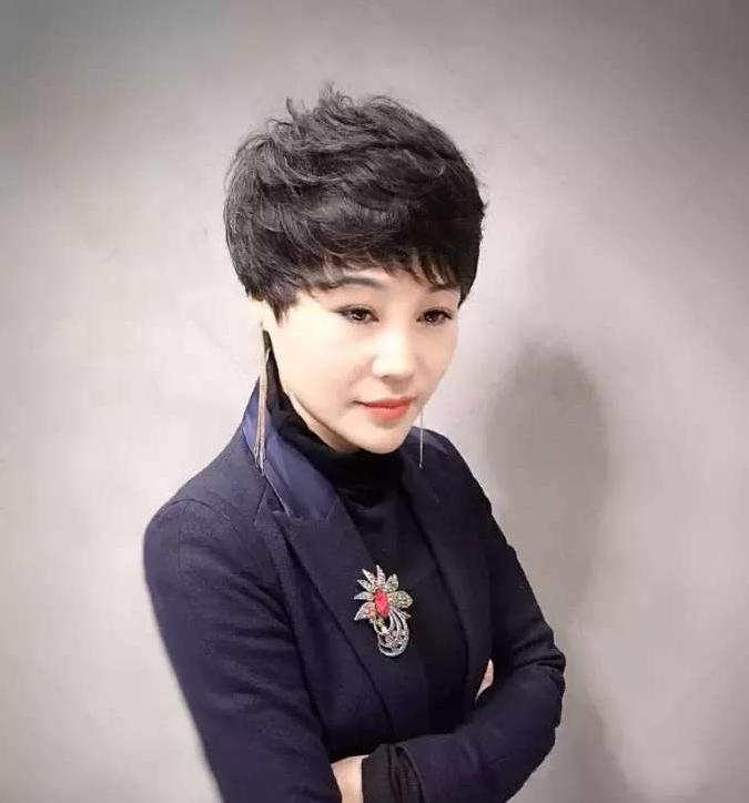 阿姨适合的烫卷发型,岁数大的阿姨烫发