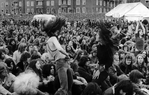 草间弥生：92岁的艺术怪婆婆，靠波点年入7亿，人生坎坷令人发指