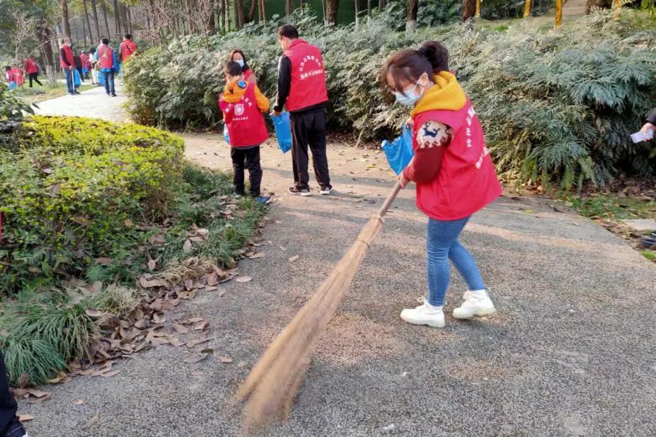 文明郫都丨守护生态颜值，郫都志愿者在行动！