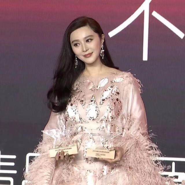 范冰冰身穿华丽的礼服艳压全场,范冰冰红毯粉色背心包头帽