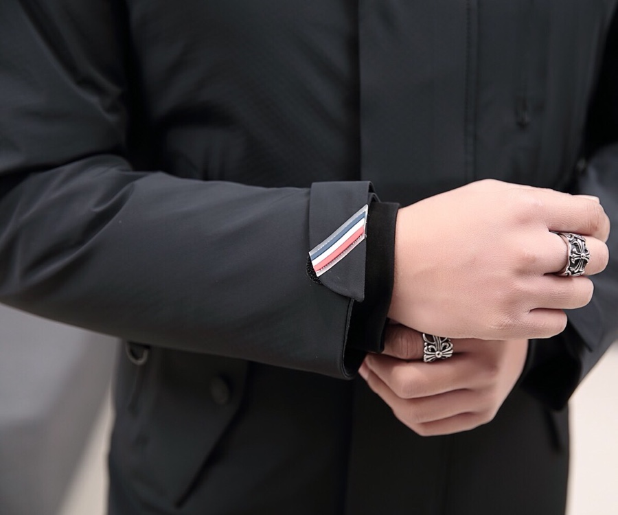 蒙口限量版绿羽绒服,蒙口羽绒服长款黑金配色