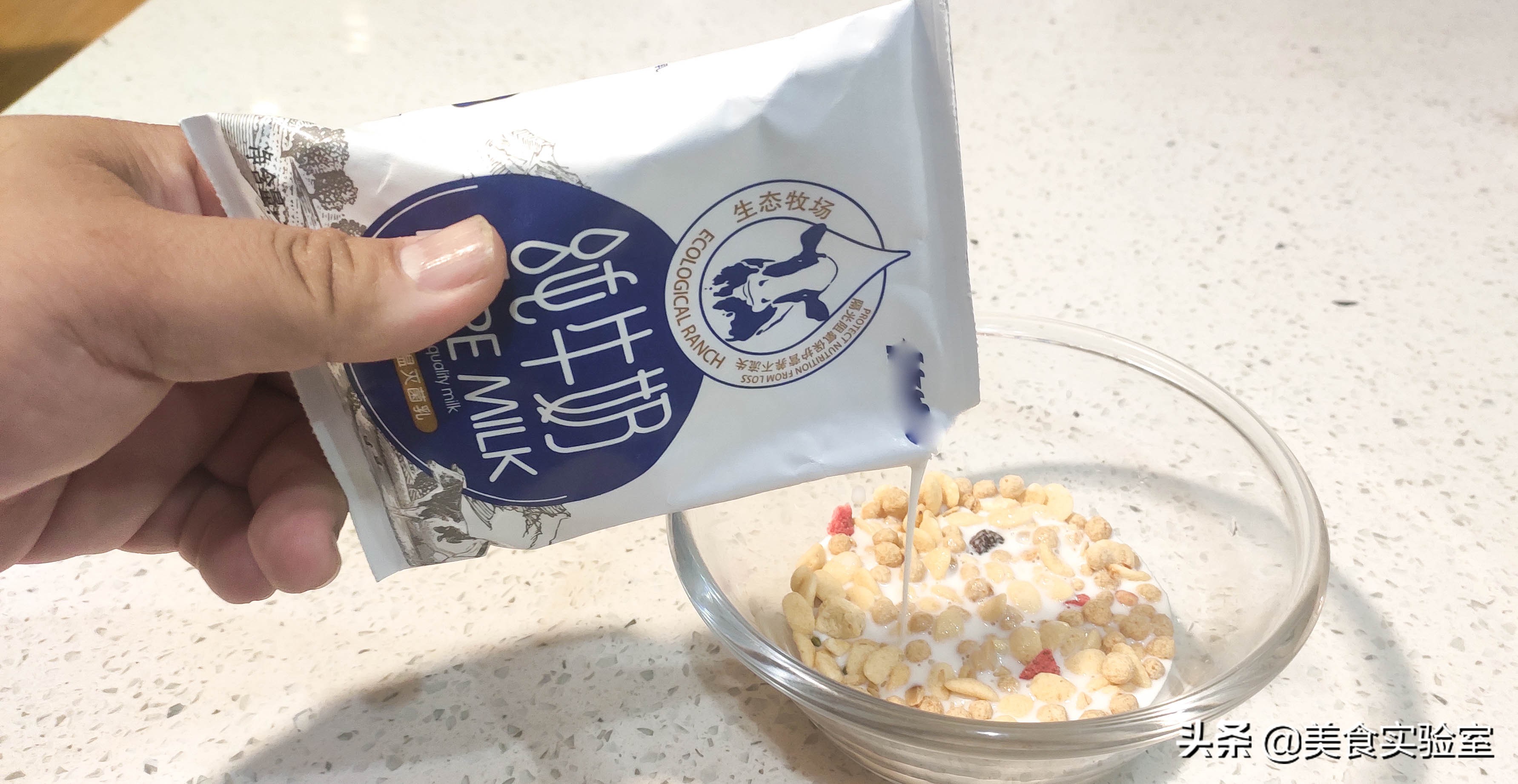 白嫖*党**报告6，中粮麦片酥脆、柔韧，奶香、麦香、水果香相得益彰