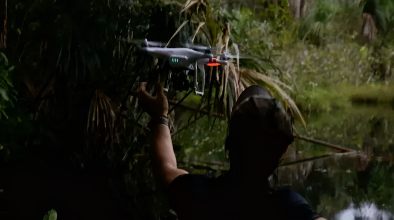 如果你突然被蛇吞下，能否划开蛇肚出逃？科学家作死实验走进蛇窝