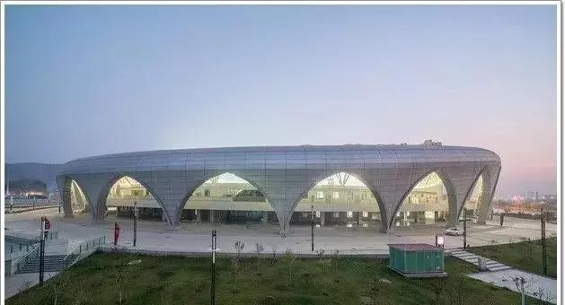 临夏奥体中心和兰州奥体哪个好,临夏最好看的奥体中心