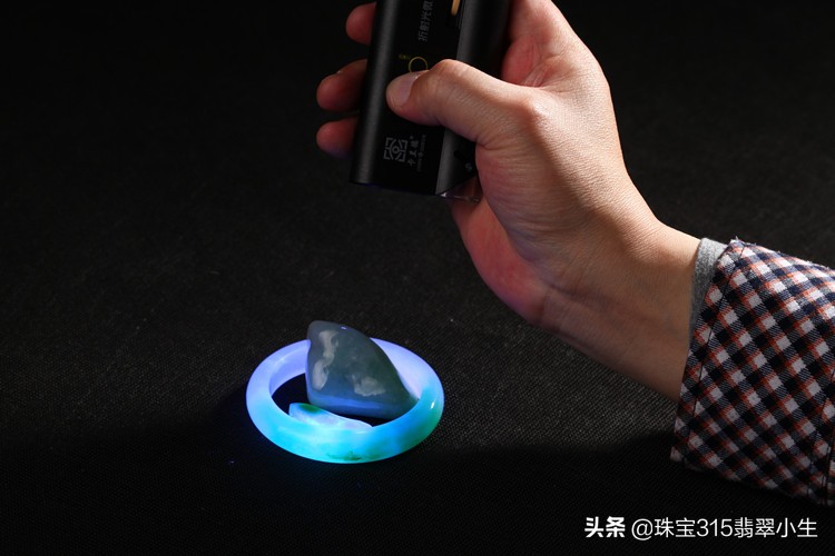 翡翠打紫光灯有荧光是不是真翡翠,翡翠用紫光灯照真假视频