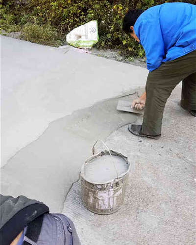 水泥路面冻坏了用什么料修补,水泥起皮脱落怎么修补