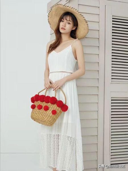 街拍黑色吊带连衣裙,时尚穿搭街拍美女连衣裙