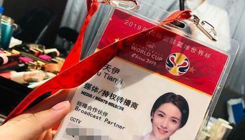男篮世界杯节目女主播大火，被誉“浙传校花”，靠专访詹姆斯成名