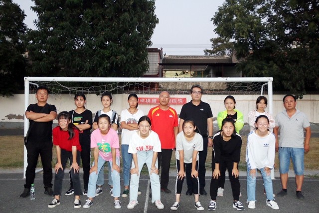 激发足球兴趣,激发学生的体育热情