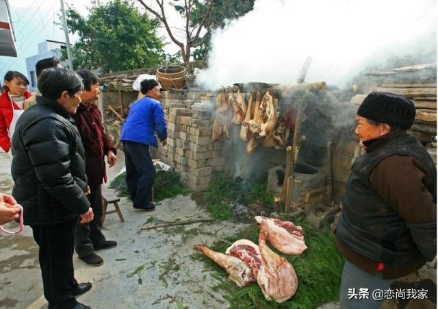 又到腌晒腊肉香肠的季节,又到了灌香肠腌腊肉的季节