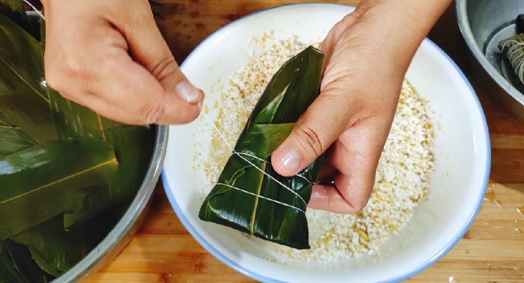最简单的粽子包法教程,最简单粽子的多种包法