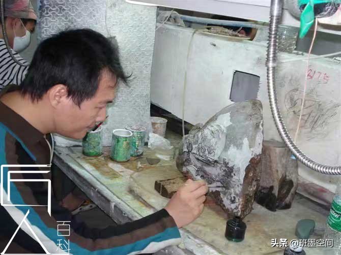 他是业界公认水晶界大家，因材巧雕，善从不同入手点达到创新！