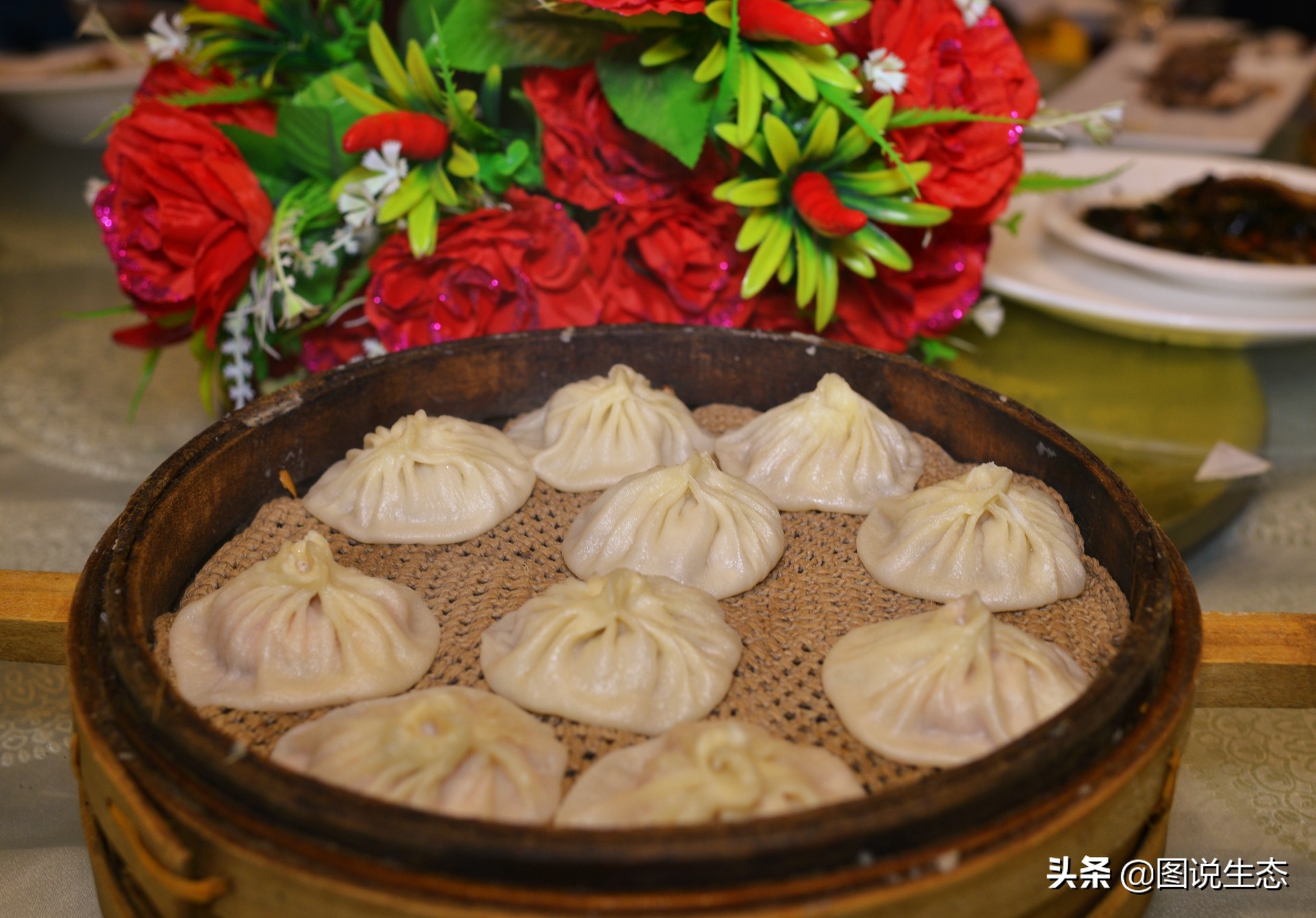 华灯初上，开封香飘夜空，叫卖声、欢笑声构成夜市版的清明上河图