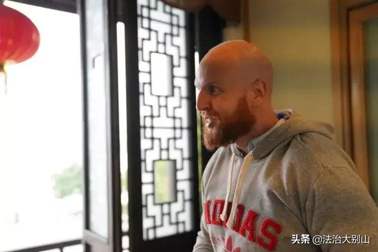 长着外国脸的中国小孩,外国教练在中国教孩子踢球