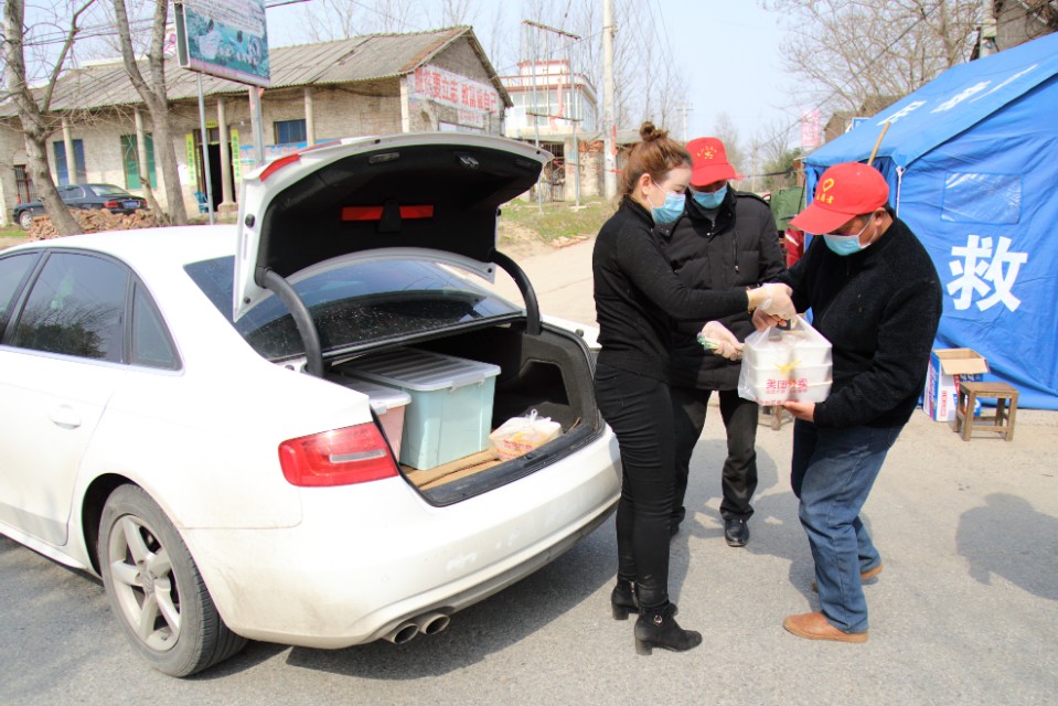 店主为抗疫一线免费送餐,青海美女给抗疫人员送饭