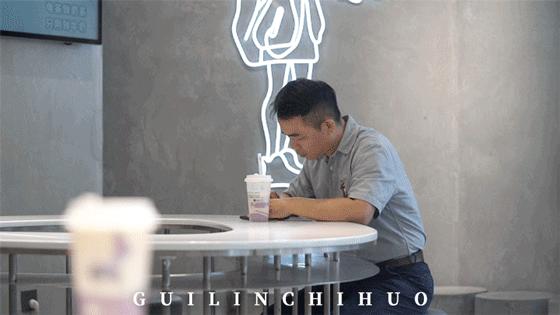 桂林奶茶店探店拍照,性冷淡风奶茶店拍照墙布置