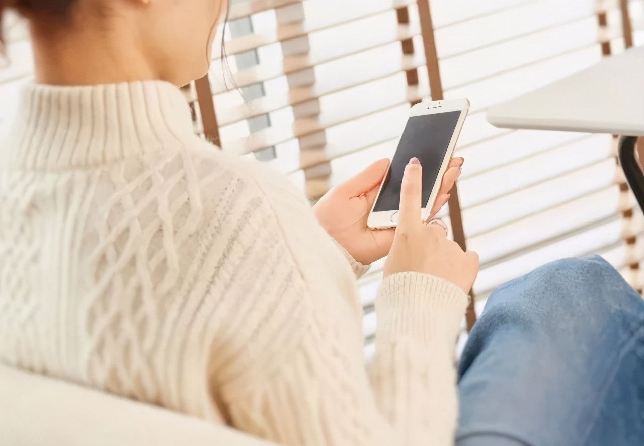 同样表示“重新”，「新たに」和「改めて」的区别是什么？