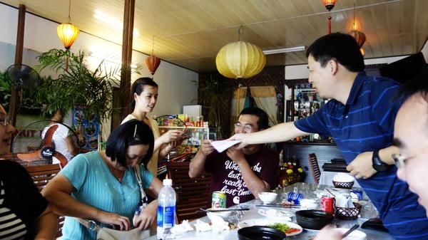 吃饭偶遇同事要不要帮忙买单,吃饭偶遇上司要不要给他买单