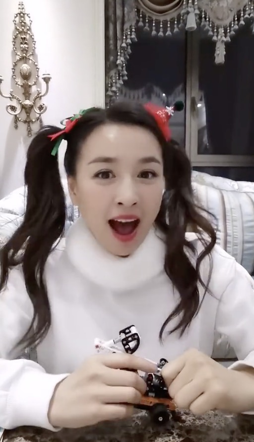 张庭扎两个羊角辫录视频卖萌，50岁依然少女感满满，毫无违和感