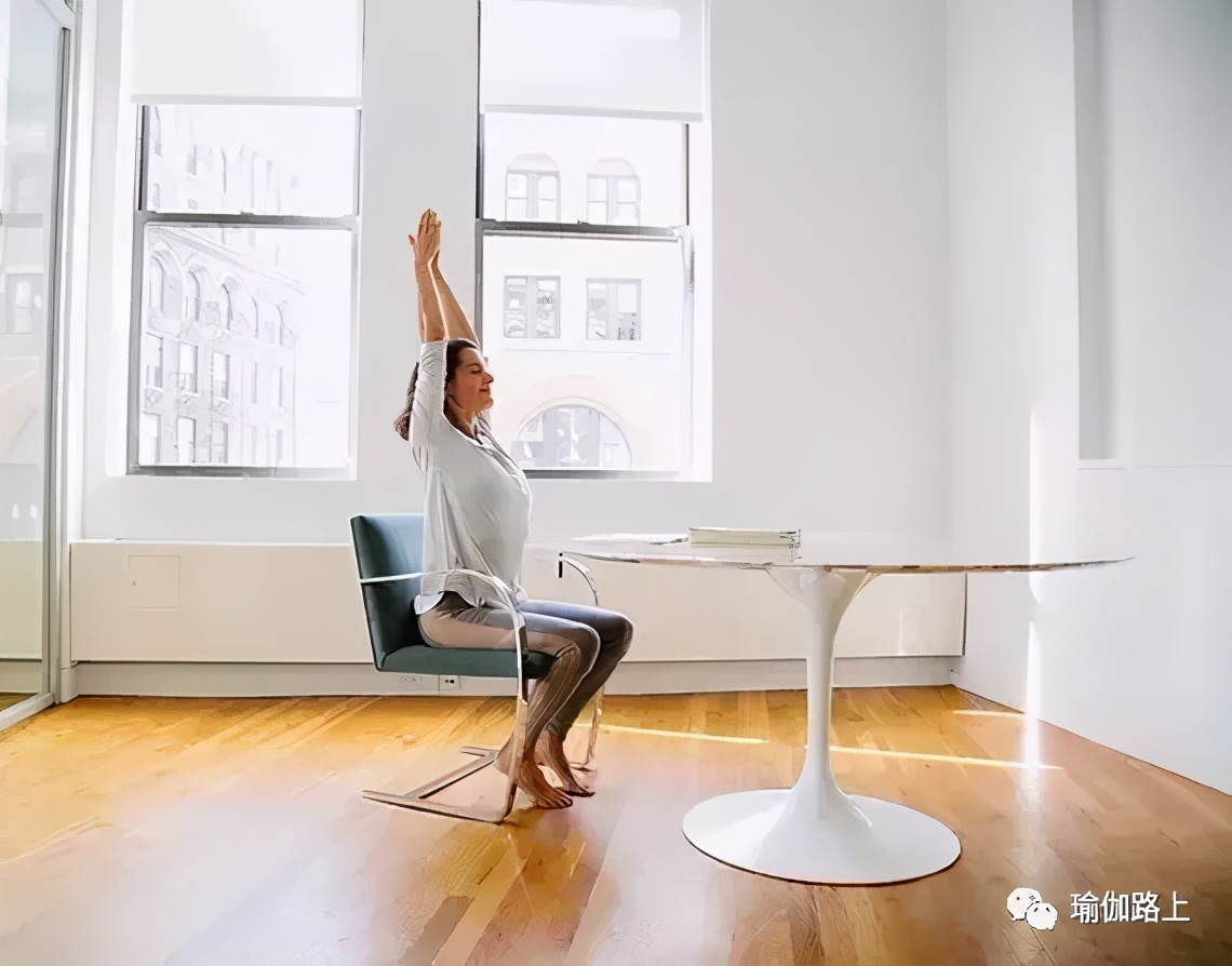 办公室瑜伽缓解全身疲劳,适合办公室健身瑜伽初级教程