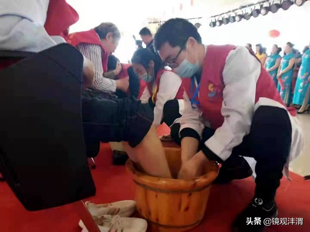 暖心小区众人合力救助倒地老人,暖心老人公园摔伤众多市民救助