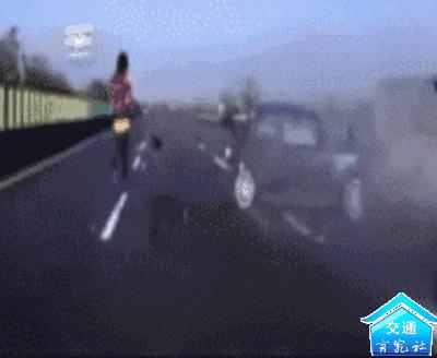 美女怕勒胸这样系安全带，竟活生生被拦腰折断！