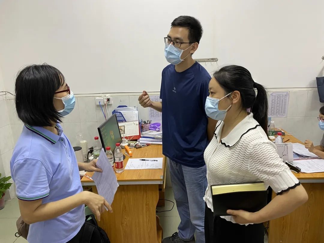 抗疫战场党旗飘扬,抗疫党旗在风雪中飘扬