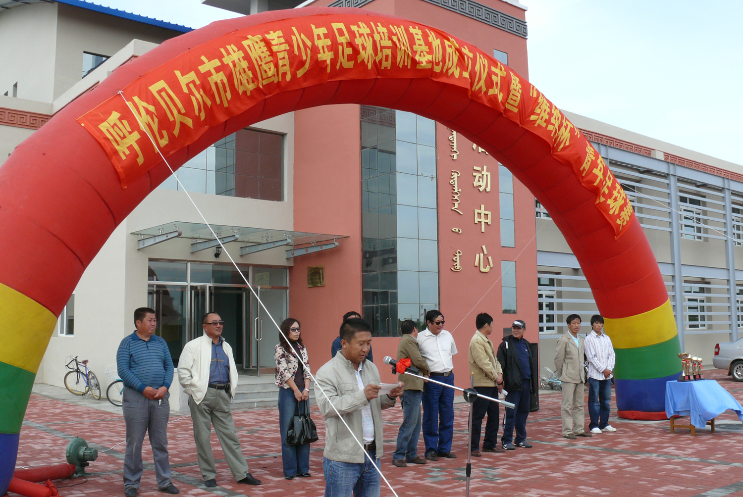 鄂温克雄鹰，展翅翱翔