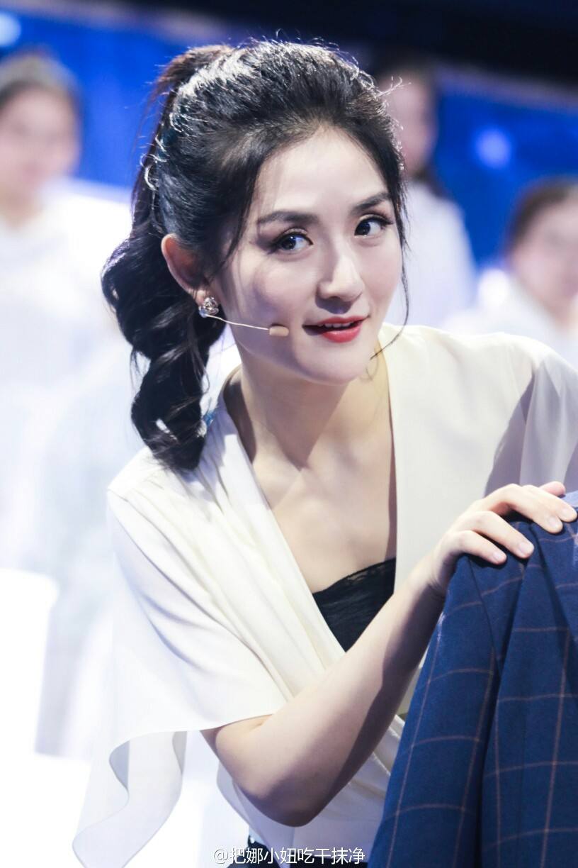 谢娜秀马甲线怀二胎,谢娜挺孕肚的照片