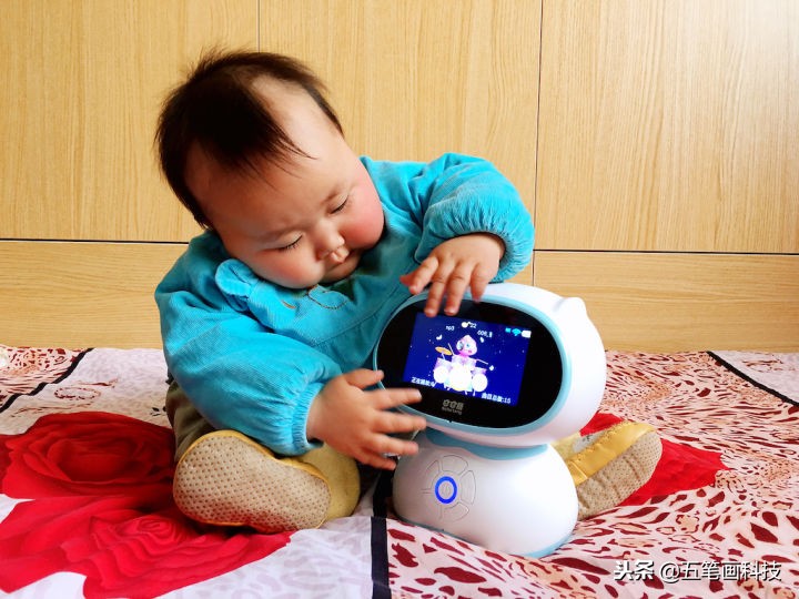 孩子成长的好伙伴，只需要一台巴巴腾智能机器人S3