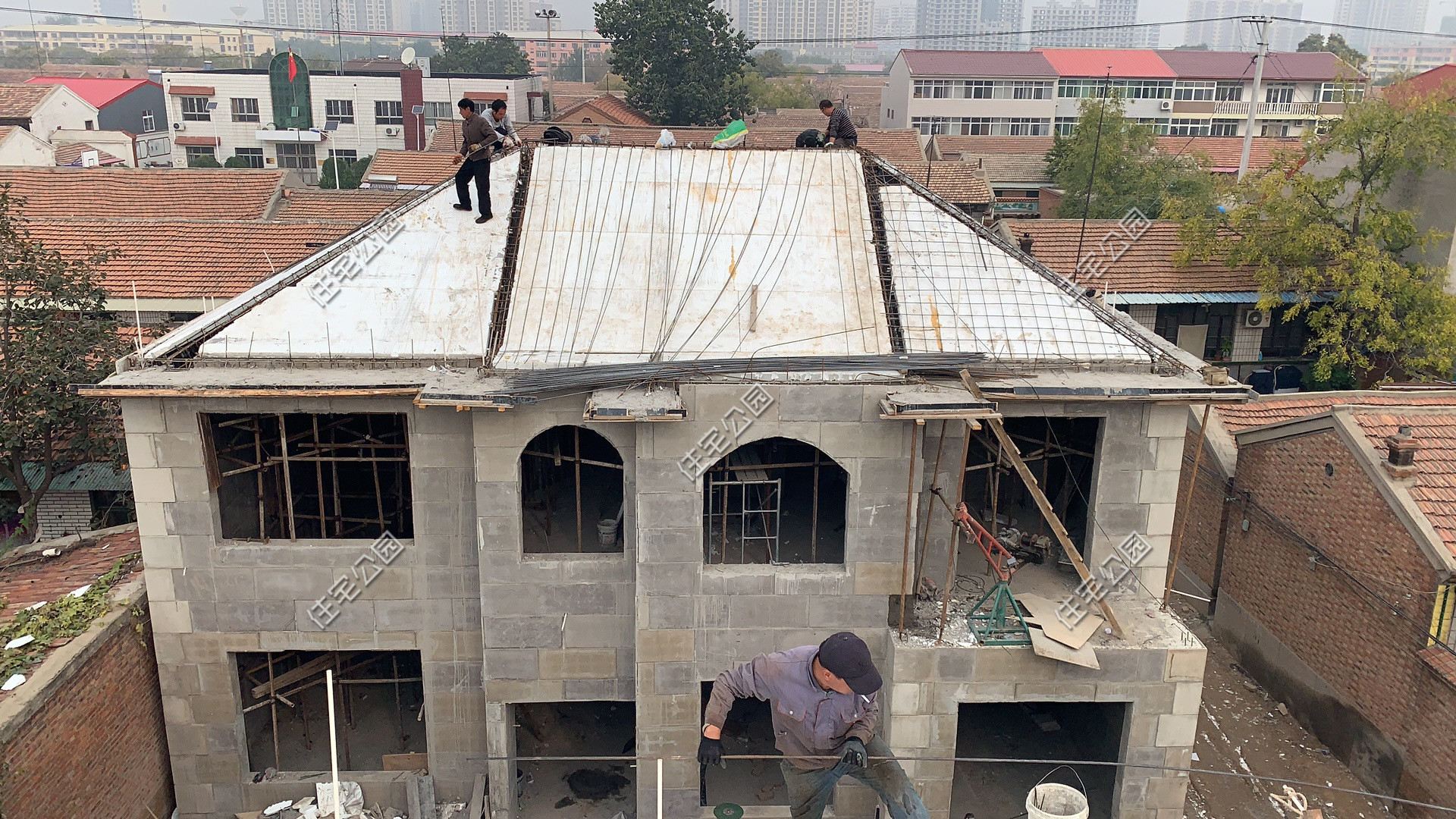 农村浇顶自建房,农村修建两层房屋15万小别墅