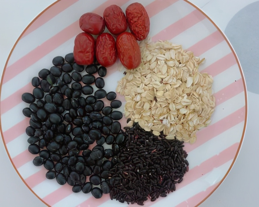 冬日第一杯咖啡暖心,冬日饭前一碗鲫鱼汤贴心又暖胃