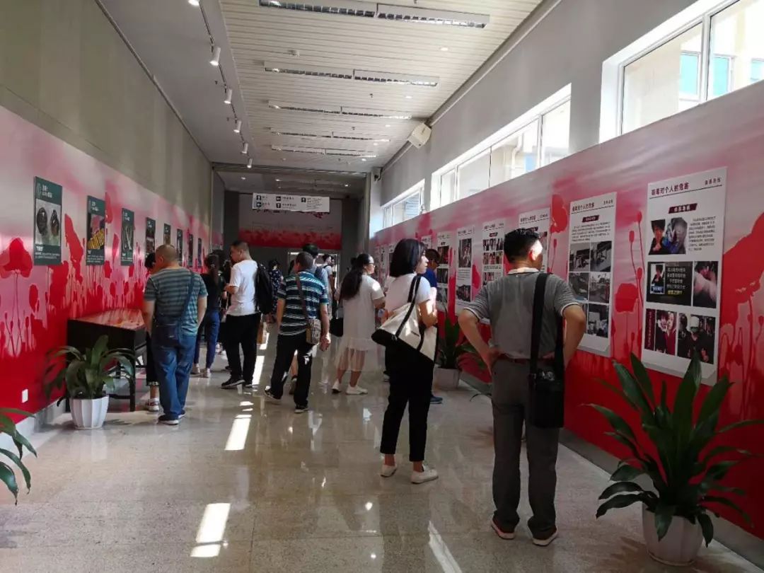 持续推进在职党员进社区志愿服务,在职党员下沉社区开展志愿服务