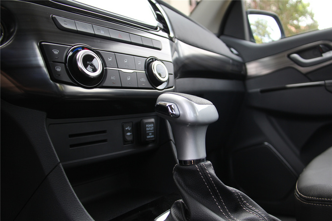 更年轻更舒适静态体验五十铃d-max,江西五十铃d-max哪款更值得买