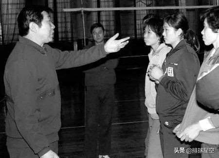 中国女排历届教练名单及辉煌历程,女排新主教练简介