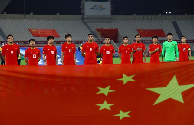 国足输掉了比赛场外被人骂,国足比赛遭观众大骂