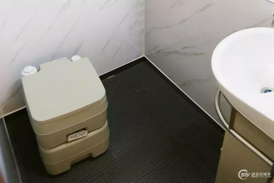 经济实用型7座4驱房车价位,b型房车u型会客区