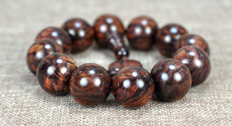 海南黄花梨手串的正确盘玩方法,黄花梨手串盘玩发涩发粘怎么回事