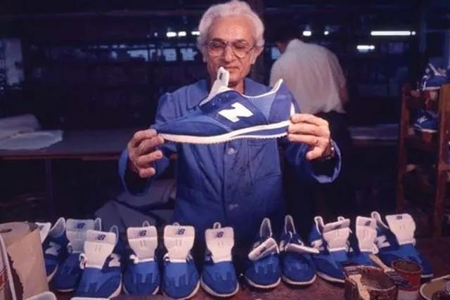 灰色运动鞋是什么梗,灰色运动鞋新百伦搭配