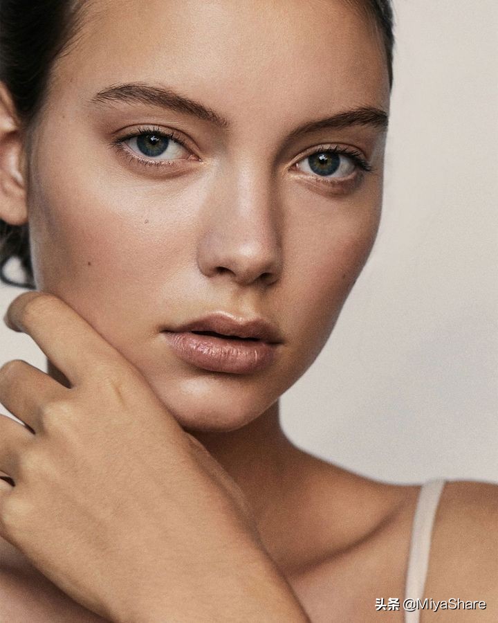 用护肤品刺痛脱皮,皮肤缺水擦护肤品刺痛