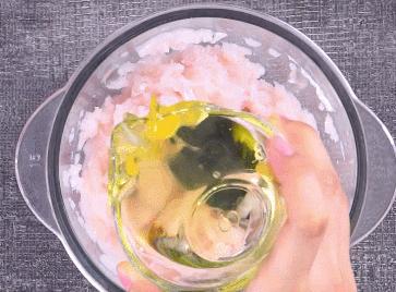 鱼丸纯手工怎么做成的,特别滑嫩的鱼丸