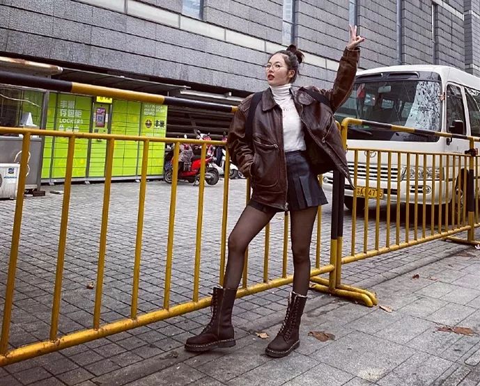 泫雅最新舞台黑色吊带裙,泫雅小野马舞蹈颜值