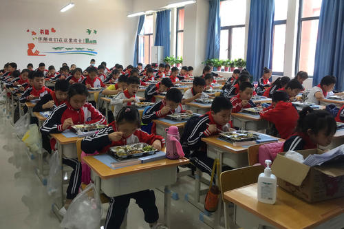 “花点钱，吃得好，睡得好！”小学午托班，迎来家长齐声称赞