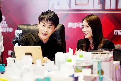 从美女出卖色相求土豪打赏到董明珠带货过百亿，直播主流化简史